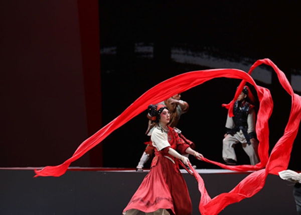 敬畏传统 拥抱创新——史依弘别样的戏剧人生