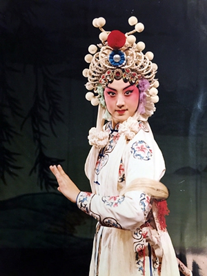 敬畏传统 拥抱创新——史依弘别样的戏剧人生