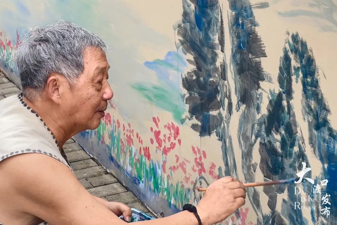 重庆大渡口八旬老人义务作画 围墙上描绘大美家园