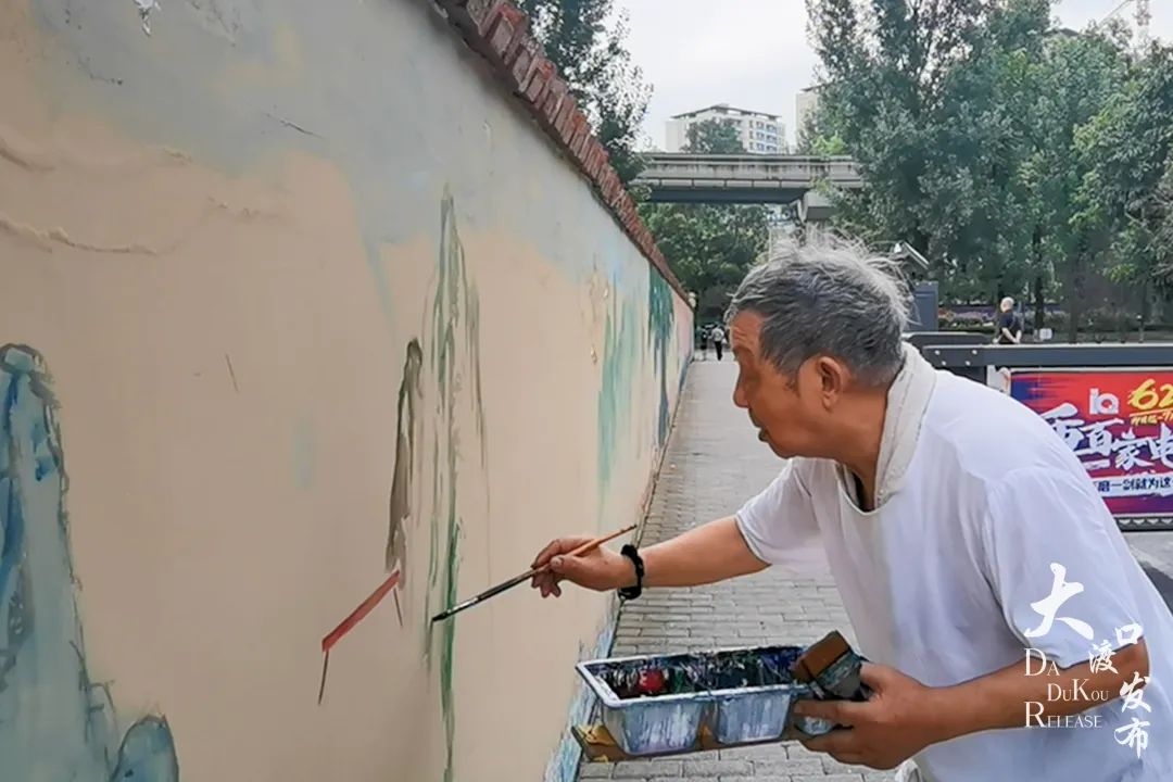 重庆大渡口八旬老人义务作画 围墙上描绘大美家园