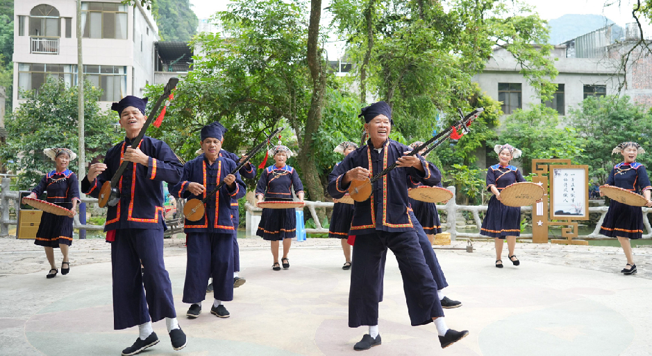 大新板价屯“短衣壮”民俗艺术团演出