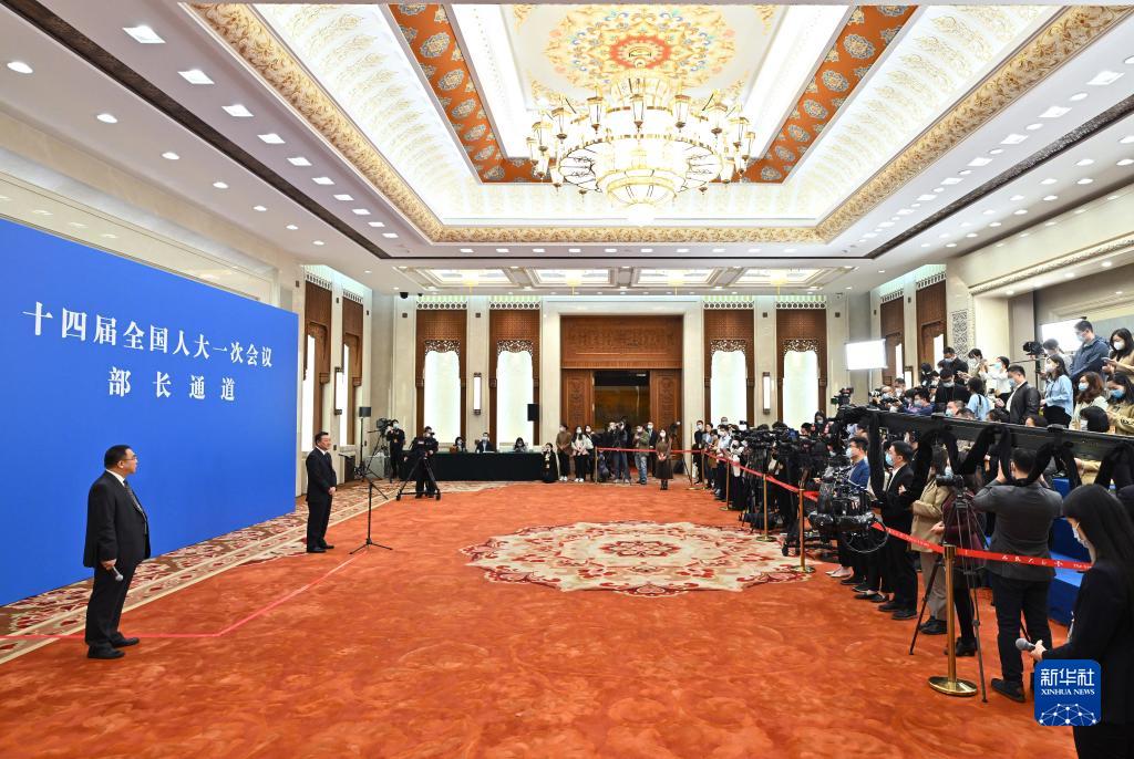 第二场“部长通道”采访活动举行