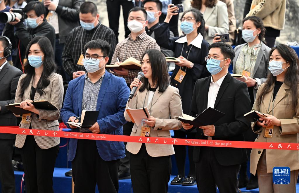 第二场“部长通道”采访活动举行