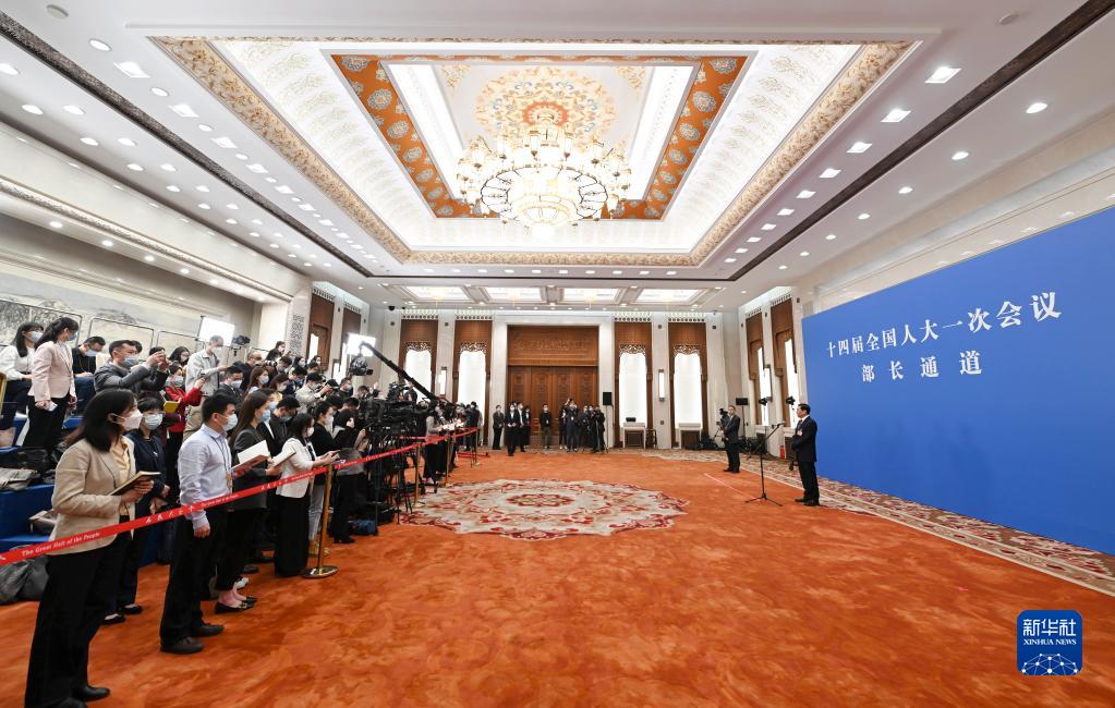 第二场“部长通道”采访活动举行