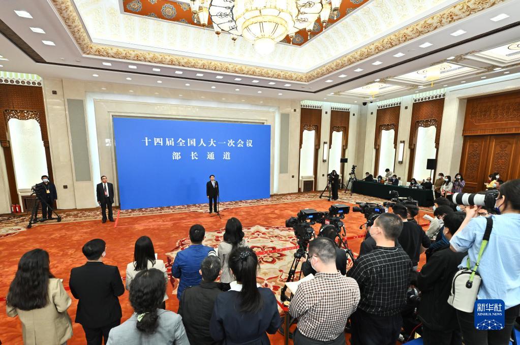 第二场“部长通道”采访活动举行