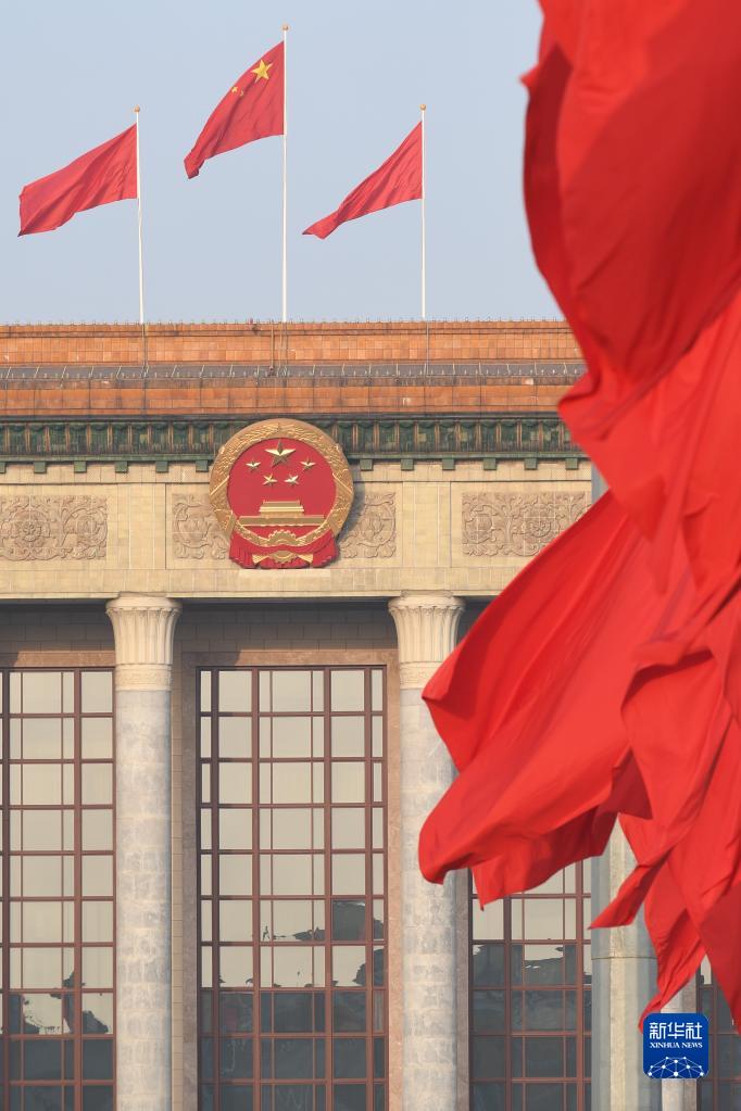 十四届全国人大一次会议举行第三次全体会议