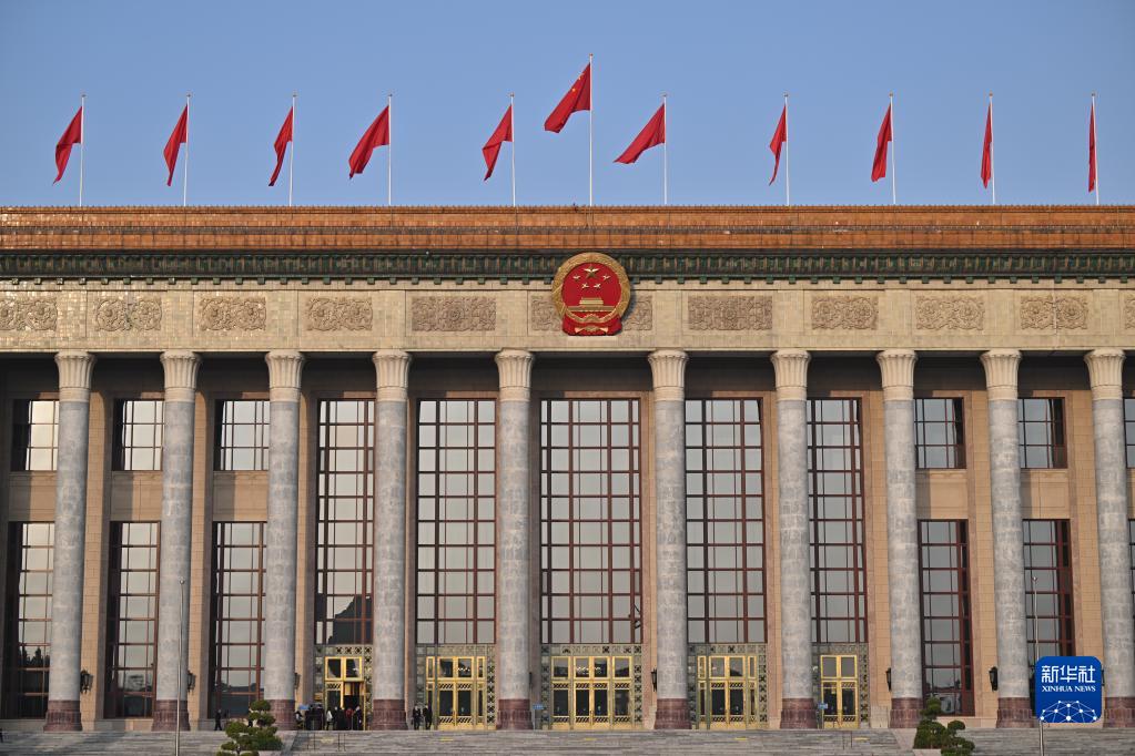 十四届全国人大一次会议举行第三次全体会议