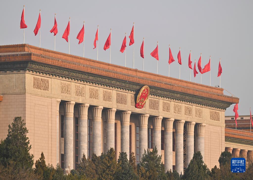 十四届全国人大一次会议举行第三次全体会议