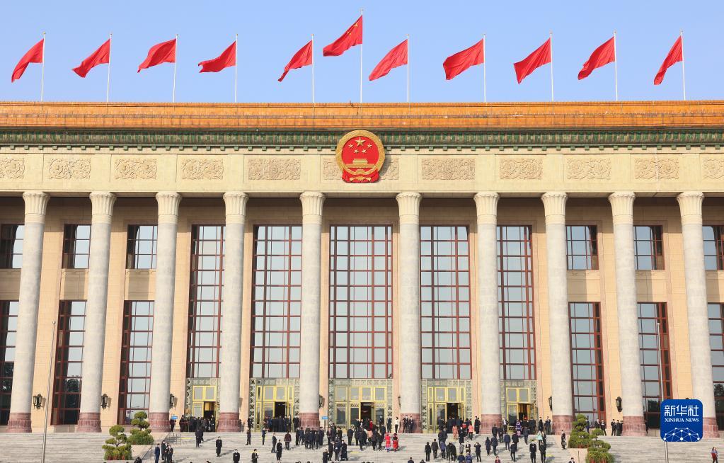 十四届全国人大一次会议举行第三次全体会议