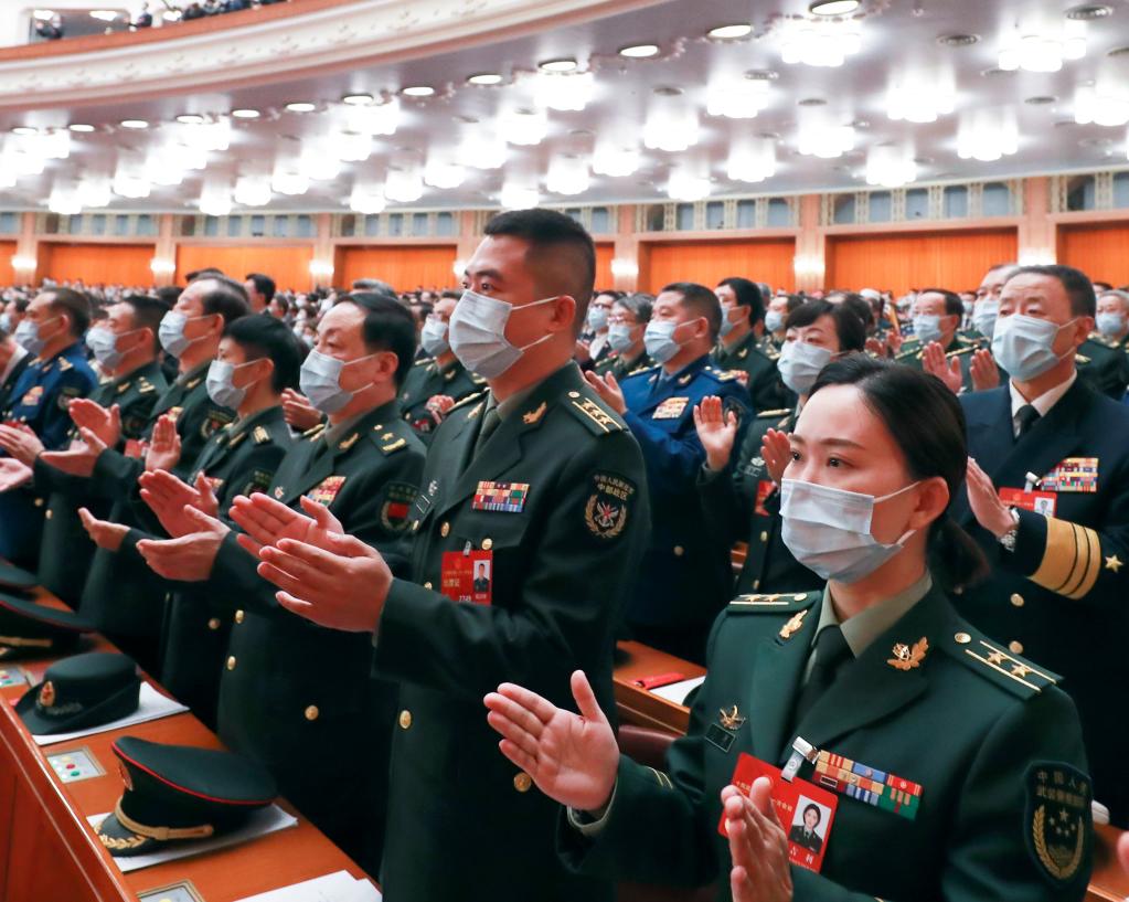 十四届全国人大一次会议举行第三次全体会议