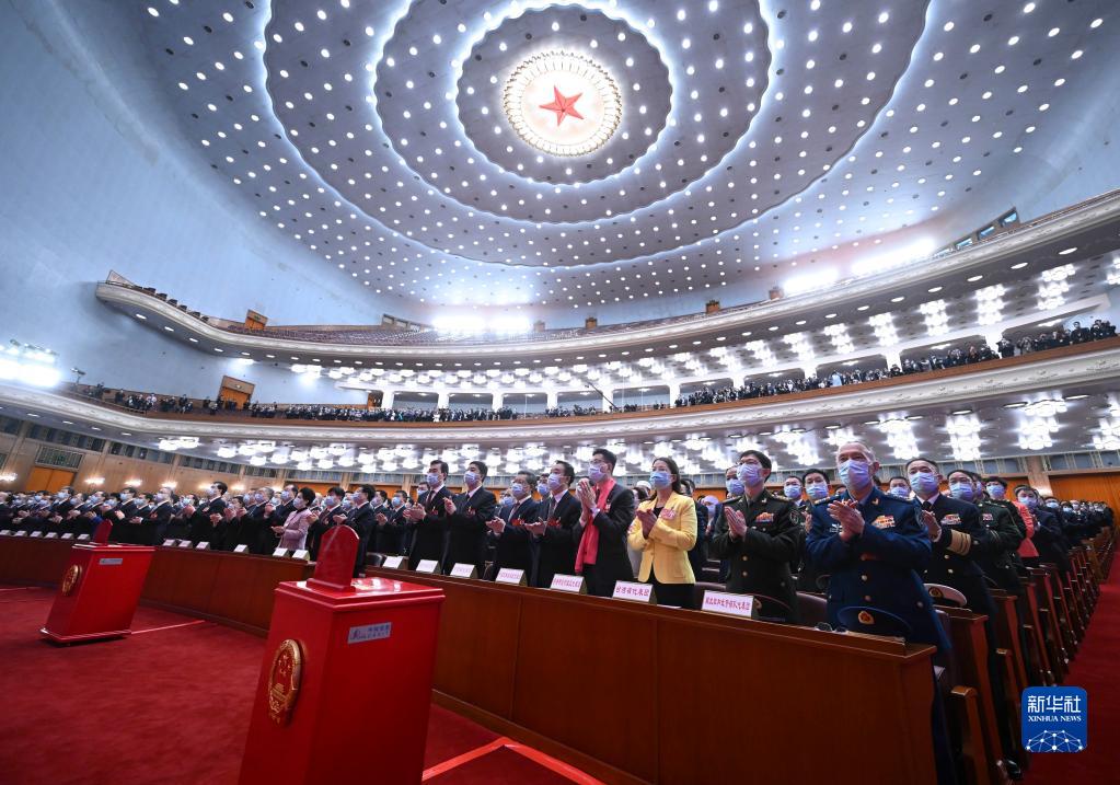 十四届全国人大一次会议举行第三次全体会议