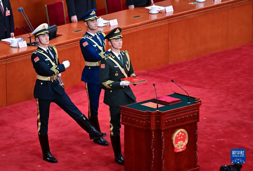 十四届全国人大一次会议宪法宣誓仪式举行