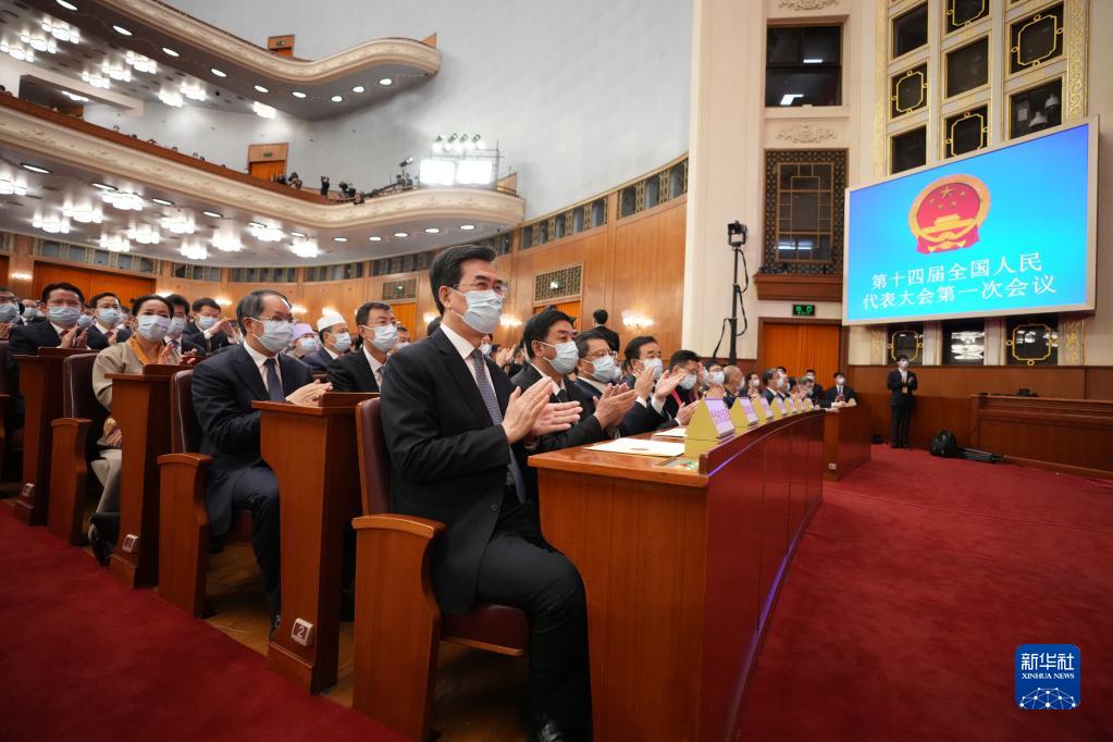 十四届全国人大一次会议举行第四次全体会议