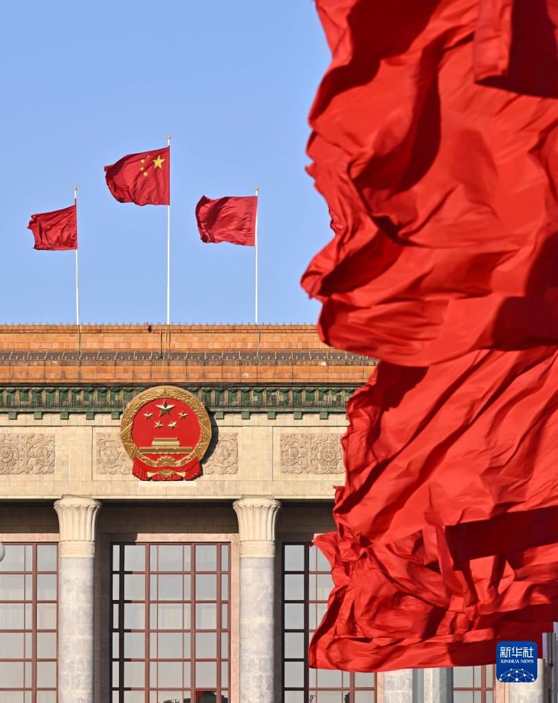 十四届全国人大一次会议举行第五次全体会议