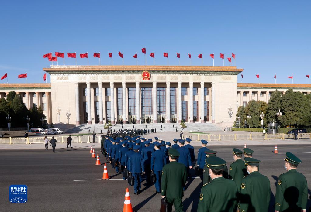 十四届全国人大一次会议举行第五次全体会议