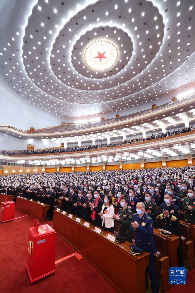 十四届全国人大一次会议举行第五次全体会议
