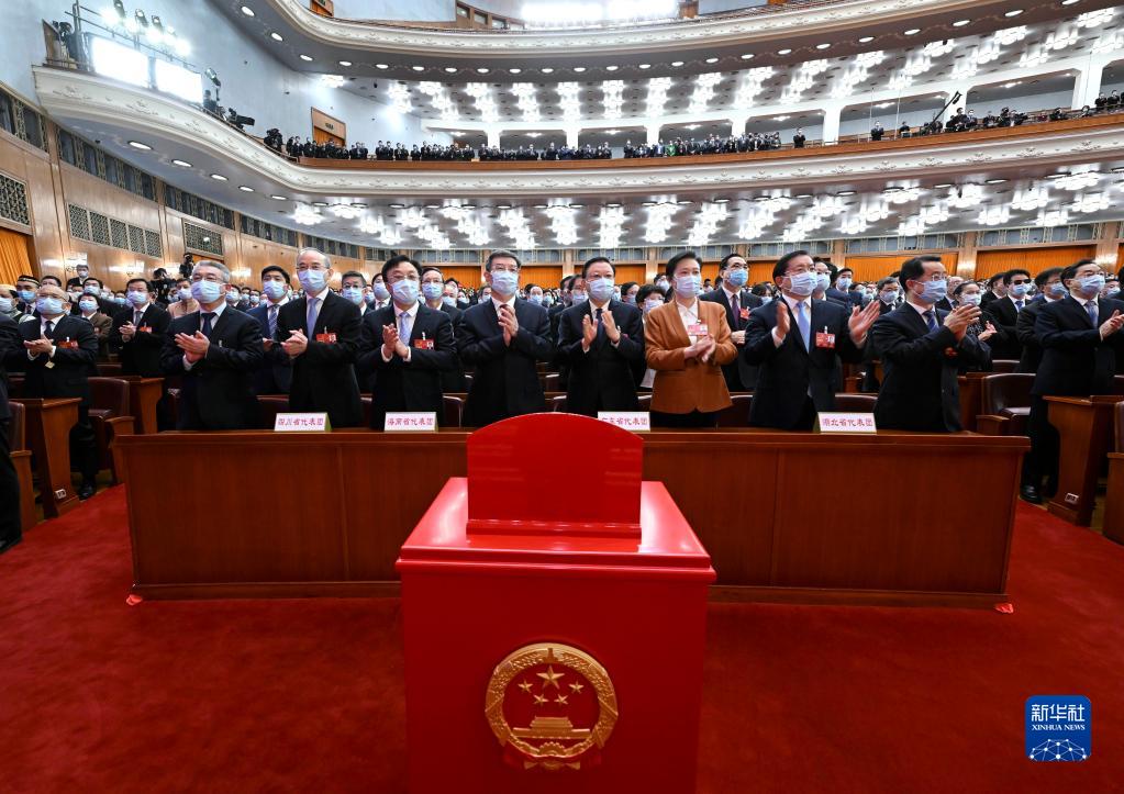 十四届全国人大一次会议举行第五次全体会议