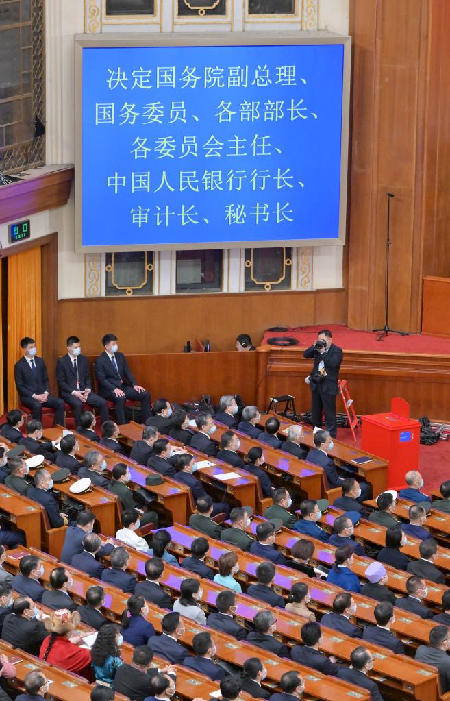 十四届全国人大一次会议举行第五次全体会议