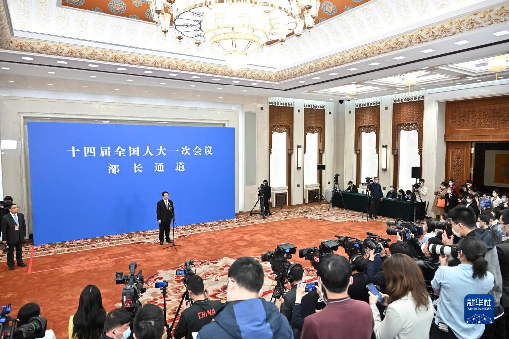 第三场“部长通道”采访活动举行
