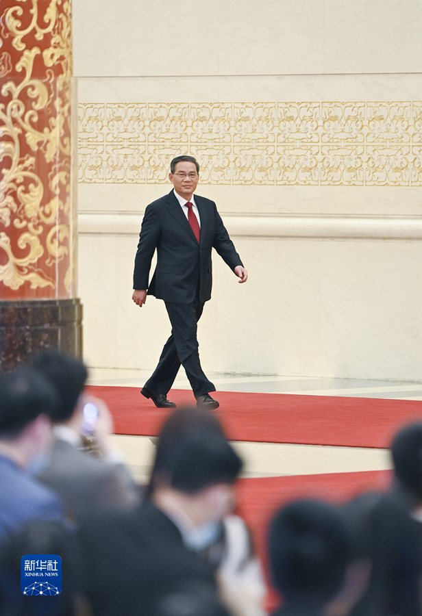 李强总理出席记者会并回答中外记者提问