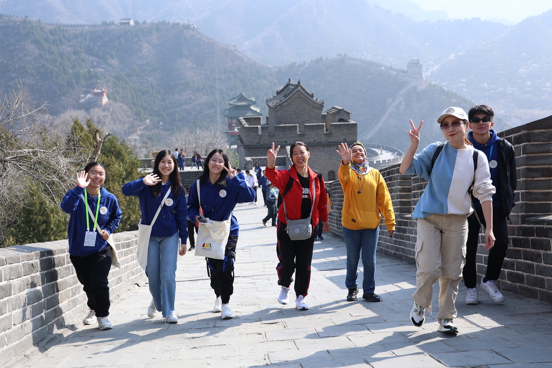 21个国家的“文化小大使”登上中国长城