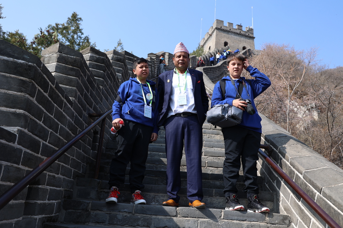 21个国家的“文化小大使”登上中国长城
