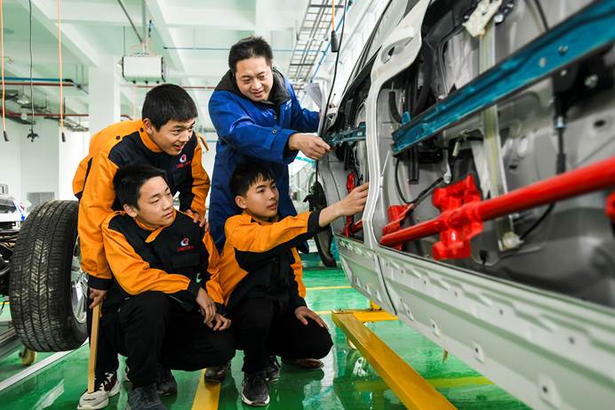 重庆巴南职业教育中心：培养有志青年 锤炼有为人才