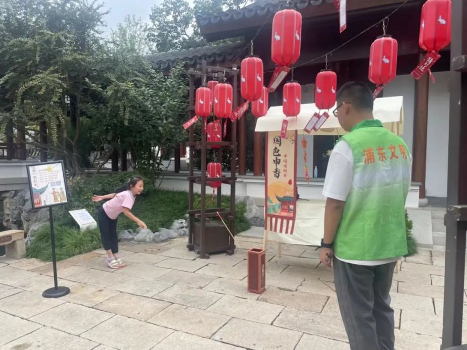 申园遇见文明旅游志愿者，为“国色申香国潮节”增光添彩
