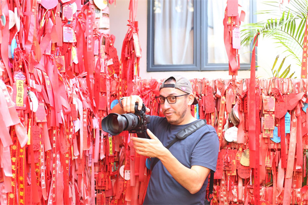 外籍摄影师在龙岗citywalk!听听他怎么说→ 外籍摄影师在龙岗citywalk!听听他怎么说→