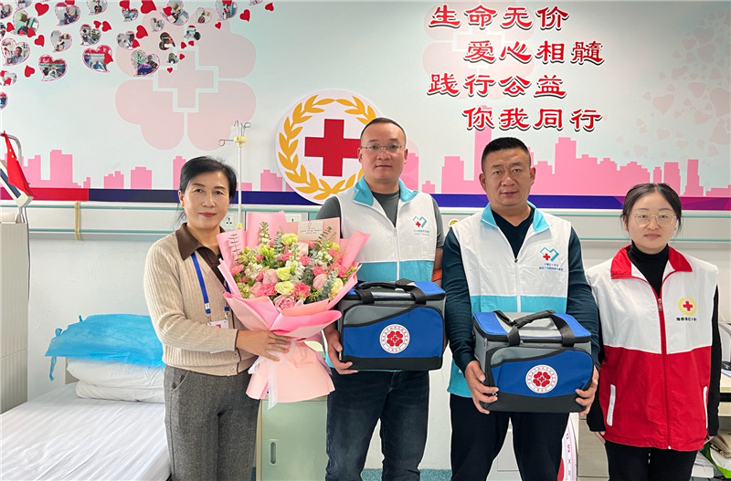 寒冬生暖意 微光抚人心 寒冬生暖意 微光抚人心