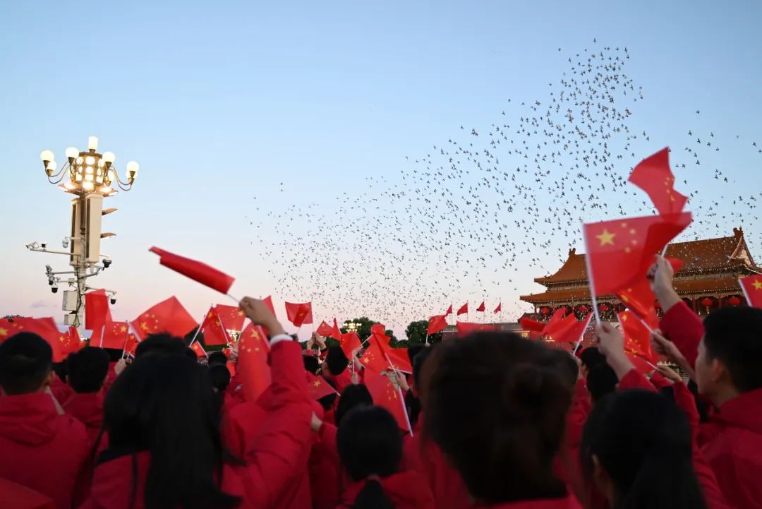 首都大中小学生共同观礼升国旗仪式