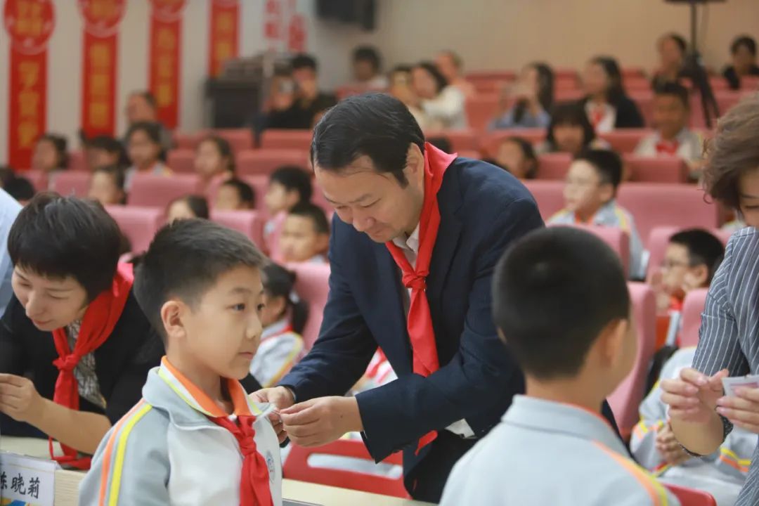 北京市委教育工委副书记、市教委主任李奕带队到东交民巷小学调研学校落实课间时间调整工作