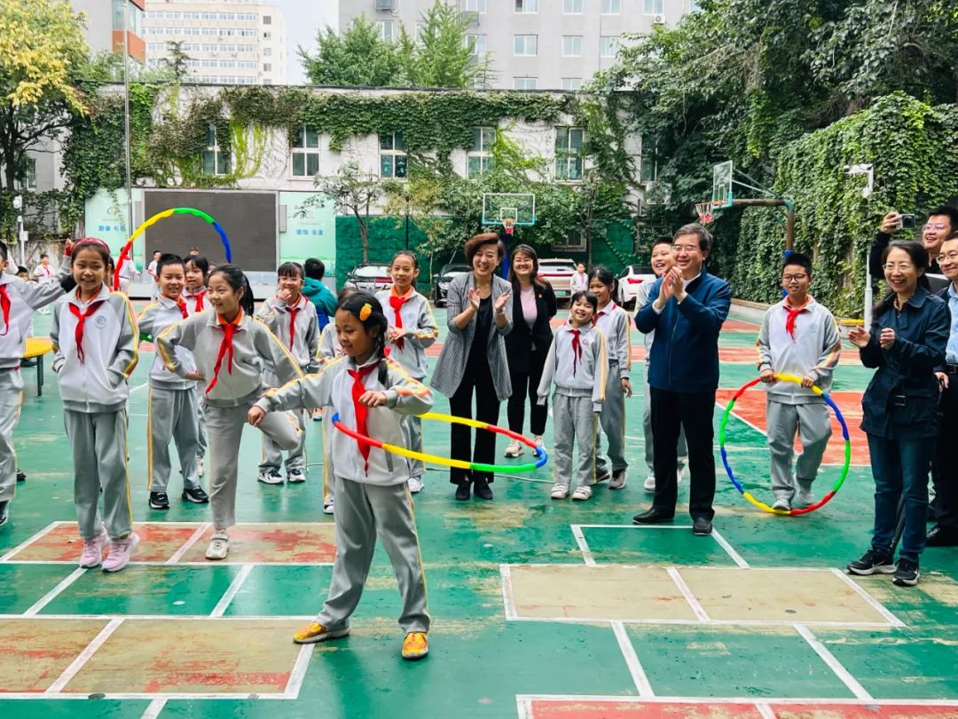 北京市委教育工委副书记、市教委主任李奕带队到东交民巷小学调研学校落实课间时间调整工作