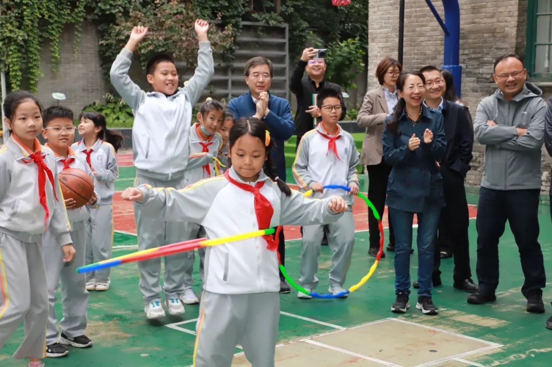 北京市委教育工委副书记、市教委主任李奕带队到东交民巷小学调研学校落实课间时间调整工作