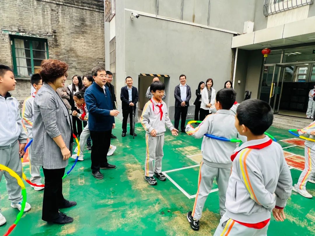 北京市委教育工委副书记、市教委主任李奕带队到东交民巷小学调研学校落实课间时间调整工作