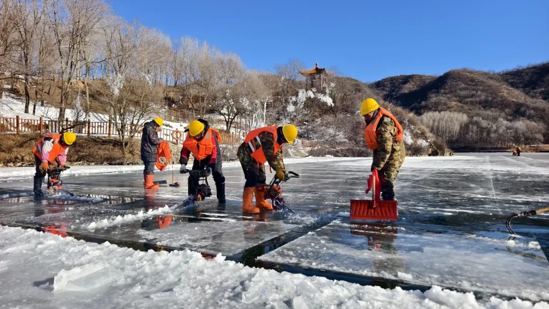 龙庆峡景区采冰忙，冰灯冰雪嘉年华下月开幕