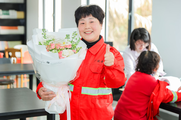 一朵“康乃馨”的温暖守护