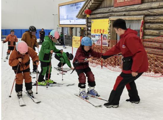 深圳听障萌娃“燃情”冰雪运动