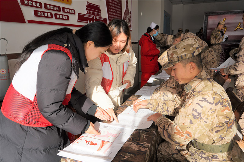 陕西省红十字会在武警陕西某部开展造血干细胞捐献及无偿献血活动