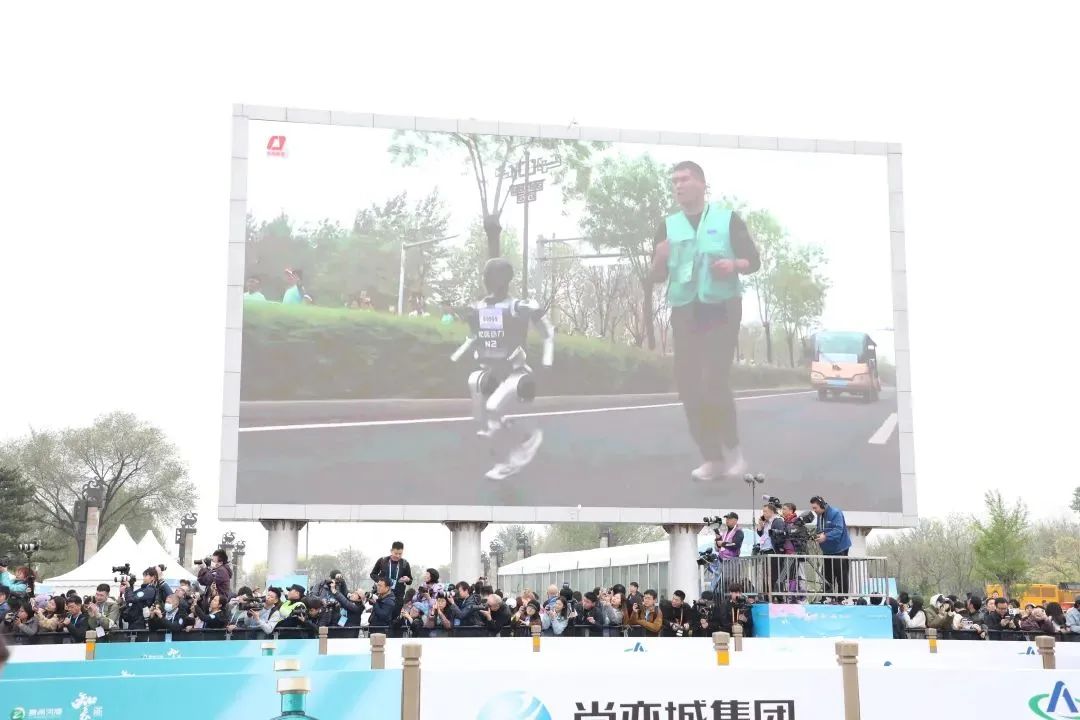 北京超高清视听·行｜超高清智能拍摄技术赋能亦庄半马，打造“人机共跑”直播新纪元