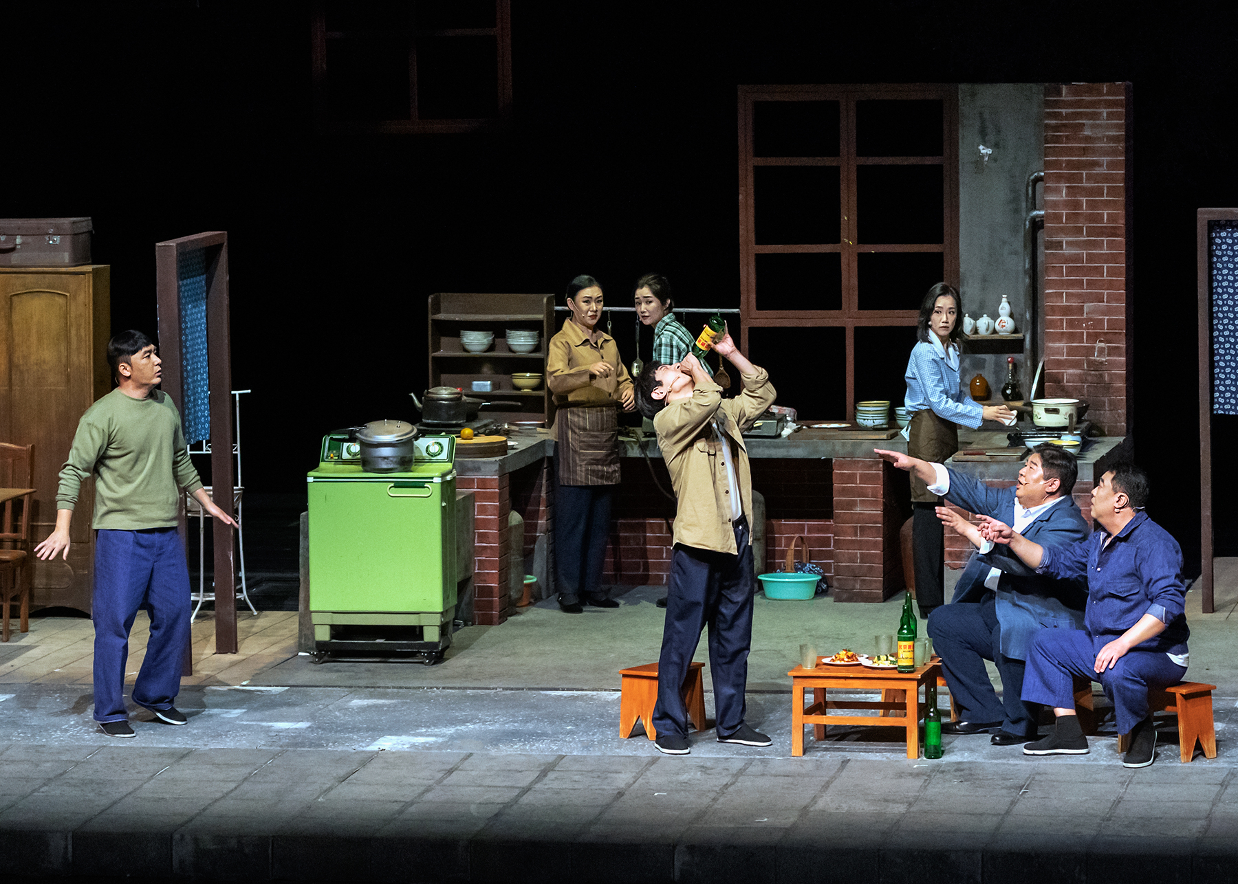 高校原创文化精品 | 《向阳里8号楼》:80年代筒子楼的生活切片 高校原创文化精品 | 《向阳里8号楼》:80年代筒子楼的生活切片