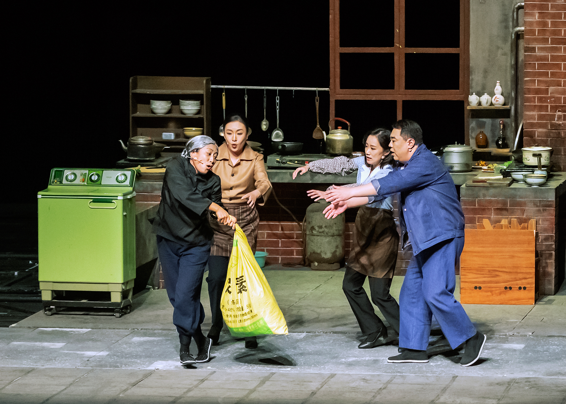 高校原创文化精品 | 一部“蜗居”生活里的温情史诗