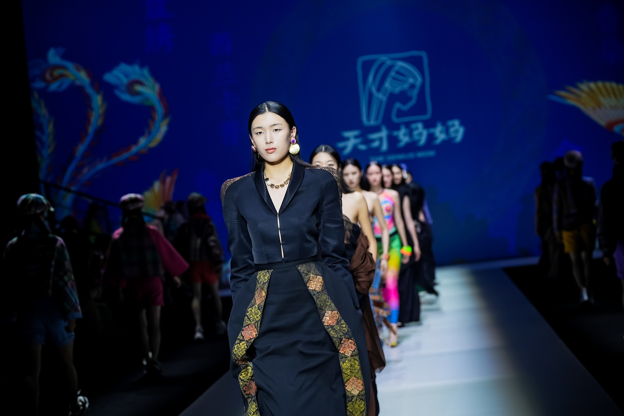 【组图】天才妈妈公益时装秀演绎“非遗+数字+女性”的创新答案