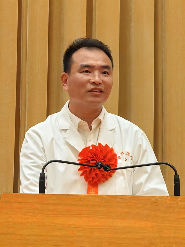 独臂医者陈桂平:廿九载守望乡土 单手撑起生命的晴空 独臂医者陈桂平:廿九载守望乡土 单手撑起生命的晴空