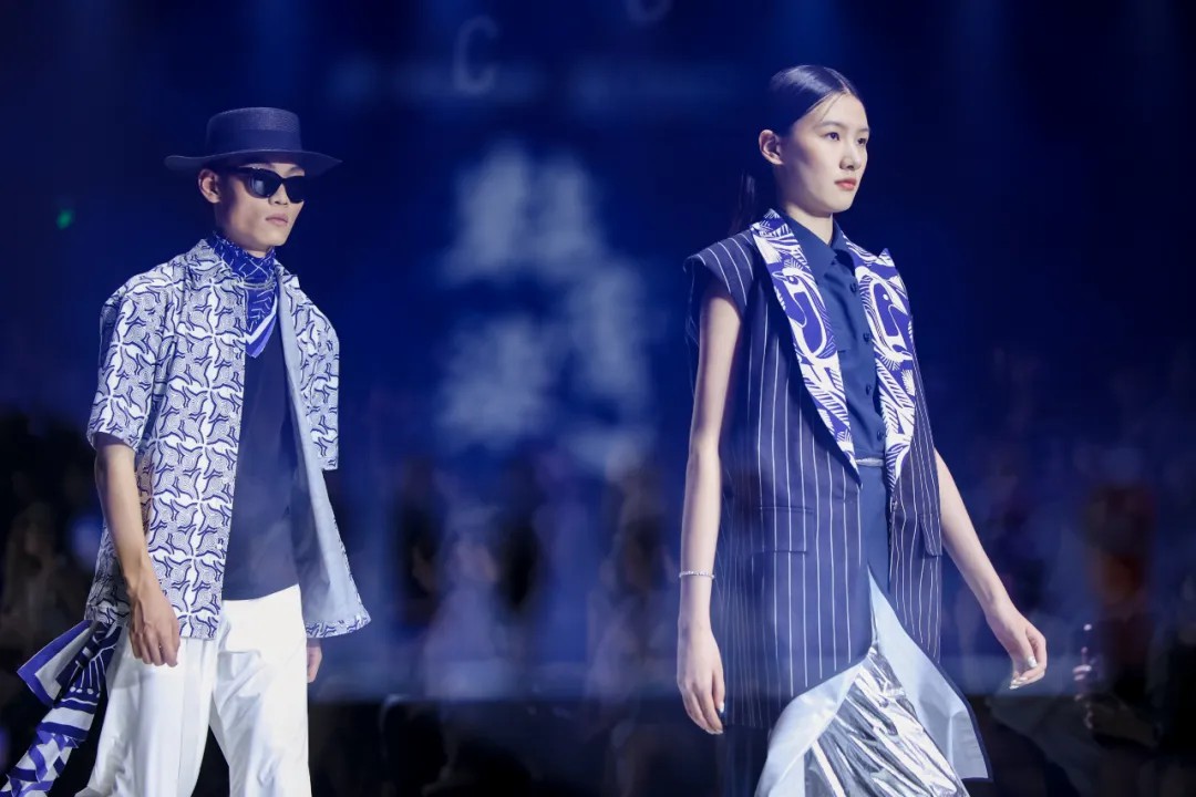 从苗寨到T台：数字化技术为千年粘膏染注入生命力