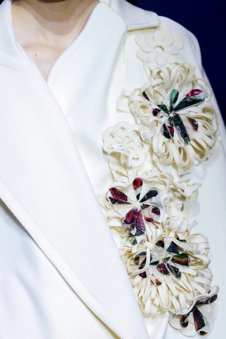 参数化织机叩响千年绣韵 非遗技艺在当代时尚中苏醒 参数化织机叩响千年绣韵 非遗技艺在当代时尚中苏醒