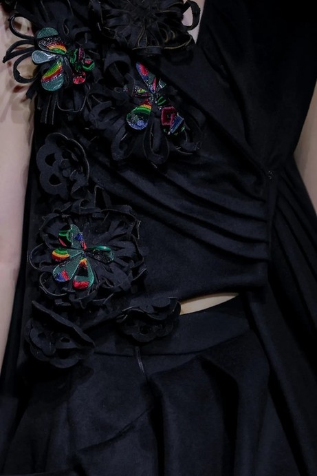 参数化织机叩响千年绣韵 非遗技艺在当代时尚中苏醒 参数化织机叩响千年绣韵 非遗技艺在当代时尚中苏醒