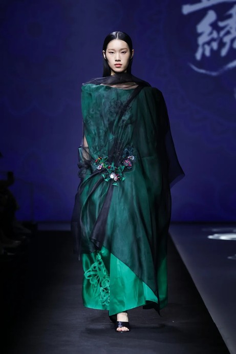 参数化织机叩响千年绣韵 非遗技艺在当代时尚中苏醒 参数化织机叩响千年绣韵 非遗技艺在当代时尚中苏醒