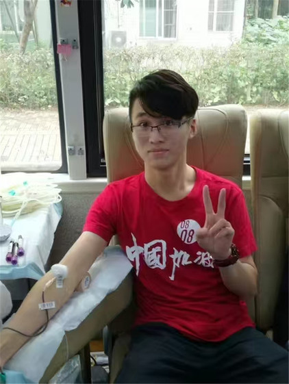 从母亲手中接过爱心接力棒