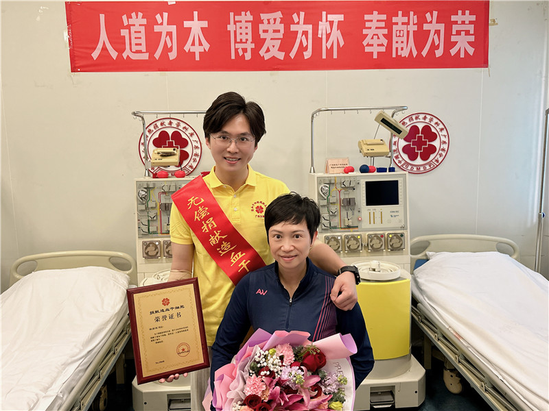 从母亲手中接过爱心接力棒